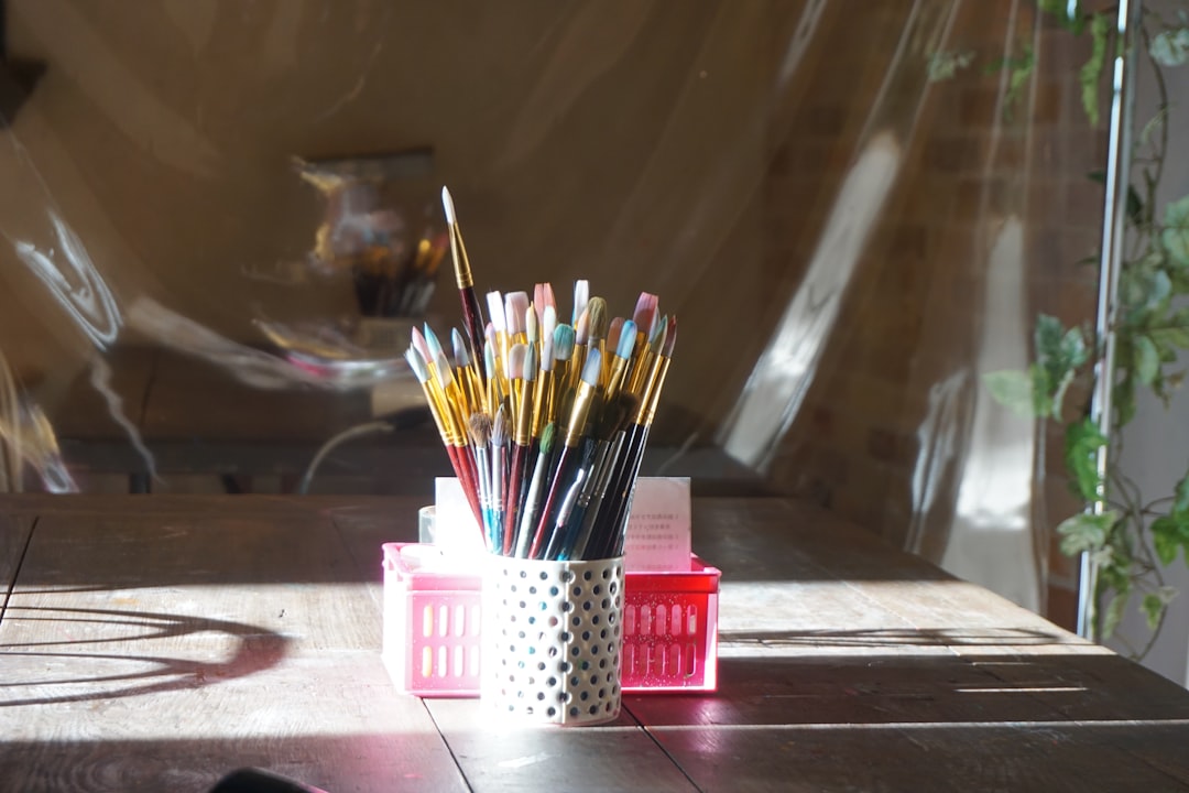 Czy drewniany blat można malować farbą? Przewodnik po malowaniu drewnianych powierzchni